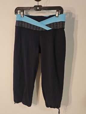 Lululemon  Navy Capri Yoga Pants with Light Blue Waistband Sz 8